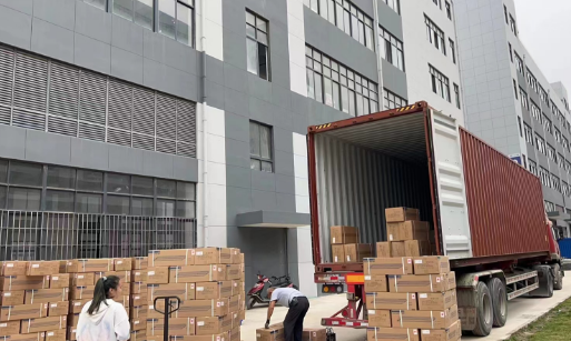 July,28th 2025 ,Loading on 20GP container plastic accessories to USA