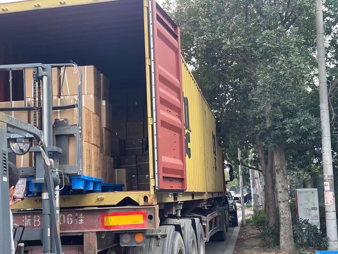 Sep. 5th, 2025 Trucks convey goods